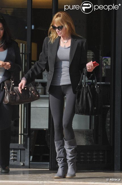 Mélanie Griffith affiche une silhouette plus que mince dans les rues de Los Angeles. Ici, à la sortie du magasin Barneys le 1er novembre 2011 