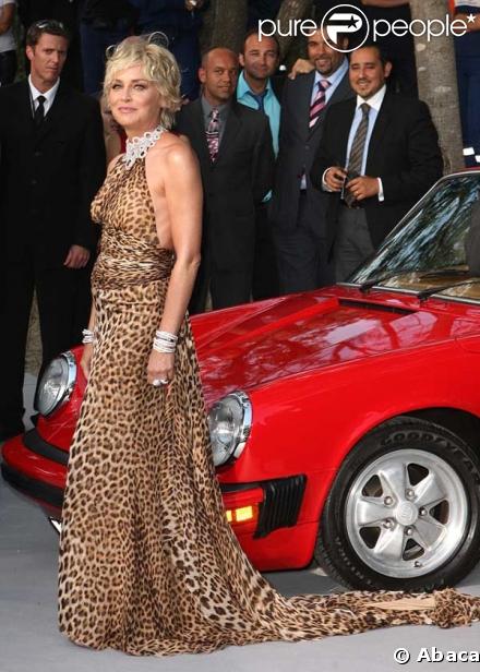 Sharon Stone devant la fameuse Porsche