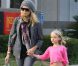 Leni tout de rose vêtue accompagne sa maman Heidi Klum lors d'une balade shopping à Los Angeles le 3 novembre 2011