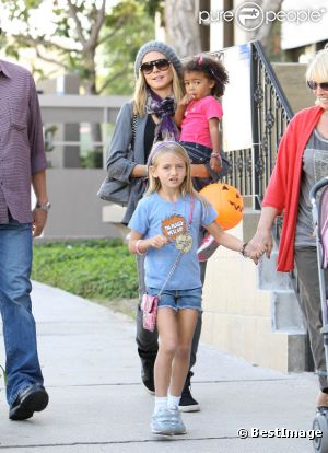 Heidi Klum lors d'une balade avec ses filles, Lou et Leni, à Los Angeles le 3 novembre 2011