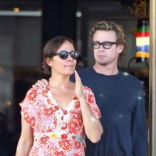 Le couple Simon Baker et Rebecca Rigg, le 30 octobre 2011 à Santa Monica<br />