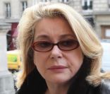 Catherine Deneuve, triste, lors des obsèques de Loulou de la Falaise, jeudi 10 novembre 2011, à l\'église Saint-Roch à Paris