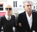 Le couple Arielle Dombasle et Bernard-Henry Lévy lors des obsèques de Loulou de la Falaise, jeudi 10 novembre 2011, à l'église Saint-Roch à Paris