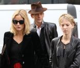 La famille de Loulou : Daniel et Lucie de la Falaise lors des obsèques de Loulou de la Falaise, jeudi 10 novembre 2011, à l'église Saint-Roch à Paris