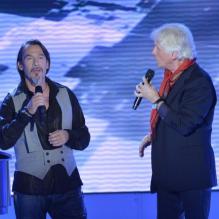 Gérard Lenorman chante avec Florent Pagny lors de l'enregistrement de l'émission Vivement Dimanche qui sera diffusée le 13 novembre 2011. Invité spécial : Gérard Lenorman.