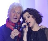 Gérard Lenorman chante avec Tina Arena lors de l'enregistrement de l'émission Vivement Dimanche qui sera diffusée le 13 novembre 2011. Invité spécial : Gérard Lenorman.