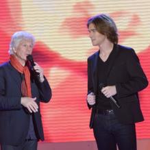 Gérard Lenorman chante avec Amaury Vassili lors de l'enregistrement de l'émission Vivement Dimanche qui sera diffusée le 13 novembre 2011. Invité spécial : Gérard Lenorman.