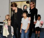 Angelina Jolie, Brad Pitt et leurs enfants tente de rejoindre leur avion les bras chargés de peluches le 10 novembre 2011 à l\'aéroport international de Haneda au Japon