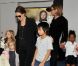 Angelina Jolie, Brad Pitt et leurs enfants Madox, Zahara, Shiloh et les jumeaux Vivienne et Knox 10 novembre 2011 à l'aéroport international de Haneda au Japon