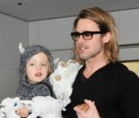 Brad Pitt, papa modèle avec ses enfants Knox et Zahara le 10 novembre 2011 à l\'aéroport international de Haneda au Japon