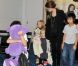 Angelina Jolie, Brad Pitt et leurs enfants Madox, Pax dissimulé derrière une énorme peluche, Zahara, Shiloh et les jumeaux Vivienne et Knox le 10 novembre 2011 à l'aéroport international de Haneda au Japon