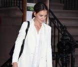 Katie Holmes revisite le noir et blanc et ose le blanc en hiver, un must depuis quelques saisons déjà.<br />