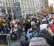 Joan Baez est venue soutenir les manifestants du mouvement Occupy Wall Street vendredi 11 novembre 2011, jour des vétérans de guerre, à Foley Park, Manhattan, New York. Une intervention appréciée même si beaucoup, trop jeunes, ignoraient de qui il s'agissait.