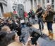 Joan Baez soutenait les manifestants du mouvement Occupy Wall Street vendredi 11 novembre 2011, jour des vétérans de guerre, à Foley Park, Manhattan, New York. Une intervention appréciée même si beaucoup, trop jeunes, ignoraient de qui il s'agissait.