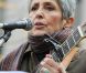 Joan Baez est venue soutenir les manifestants du mouvement Occupy Wall Street vendredi 11 novembre 2011, jour des vétérans de guerre, à Foley Park, Manhattan, New York. Une intervention appréciée même si beaucoup, trop jeunes, ignoraient de qui il s'agissait.