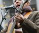 Joan Baez est venue soutenir les manifestants du mouvement Occupy Wall Street vendredi 11 novembre 2011, jour des vétérans de guerre, à Foley Park, Manhattan, New York. Une intervention appréciée même si beaucoup, trop jeunes, ignoraient de qui il s'agissait.