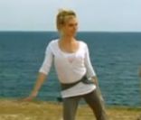 Tonya Kinzinger en pleine répétition dans Camping Paradis