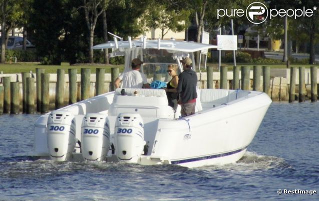 Enrique Iglesias et Anna Kournikova, à bord d'un yacht pour une virée en amoureux, le jeudi 10 novembre à Miami.
