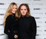 Elle Macpherson chez Selfridges pour célébrer les 10 ans de sa ligne de lingerie. Le 15 novembre 2011