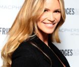 Elle Macpherson chez Selfridges pour célébrer les 10 ans de sa ligne de lingerie. Le 15 novembre 2011