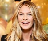 Elle Macpherson chez Selfridges pour célébrer les 10 ans de sa ligne de lingerie. Le 15 novembre 2011