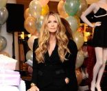 Elle Macpherson chez Selfridges pour célébrer les 10 ans de sa ligne de lingerie. Le 15 novembre 2011