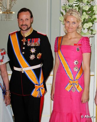Le prince Haakon et la princesse Mette Marit de Norvège se sont lancés sur le marché des albums de Noël !  We Light Our Lanterns , sur lequel chantent des jeunes talents norvégiens, est paru le 14 novembre 2011 au profit du Fonds caritatif du couple princier.
