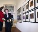 La reine Sonja de Norvège décrypte son oeuvre pour son homologue Silvia de Suède. Le 9 novembre 2011, elle présentait à Helsingborg son oeuvre de huit compositions graphiques 'Under Great Pressure', en présence de son mari le roi Harald, de leur fils le prince Haakon et de la reine Silvia de Suède.