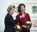 La reine Sonja de Norvège présentait le 9 novembre 2011 à Helsingborg son oeuvre de huit compositions graphiques 'Under Great Pressure', en présence de son mari le roi Harald, de leur fils le prince Haakon et de la reine Silvia de Suède.