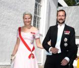 Le prince et la princesse de Norvège arrivent au Mariage de Marie Cavallier et de Joachim de Danemark