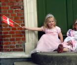 Deux jeunes spectactrices regardent le Mariage de Marie Cavallier et de Joachim de Danemark 