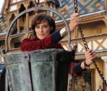 Inès de la Fressange, en pleine action, lors de la 151ème vente de charité des vins des Hospices de Beaune, à Beaune, le 20 novembre 2011