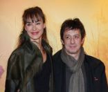 Eric Serra et sa bien-aimée lors de l'avant-première du film The Lady à Paris le 22 novembre 2011