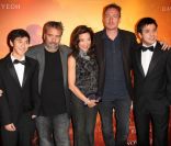 Luc Besson, Michelle Yeoh, David Thewlis et les jeunes acteurs du film lors de l'avant-première du film The Lady à Paris le 22 novembre 2011