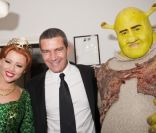 Antonio Banderas avec l'équipe de la comédie musicale Shrek (Richard Blackwood, Kimberley Walsh, Nigel Lindsay) à Londres, le 24 novembre 2011.