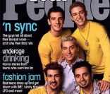 Mars 2000 : Justin Timberlake (debout à droite) et son groupe \'N Sync font la couverture de Teen People.<br />