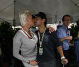 Brigitte Nielsense baisse pour embrasser son mari Mattia Dessi