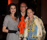Jovanka Sopalovic, le créateur Tilmann Grawe et Hermine de Clermont-Tonnerre au vernissage de l'exposition Frimousses de Créateurs 2011, au Petit Palais, à Paris.