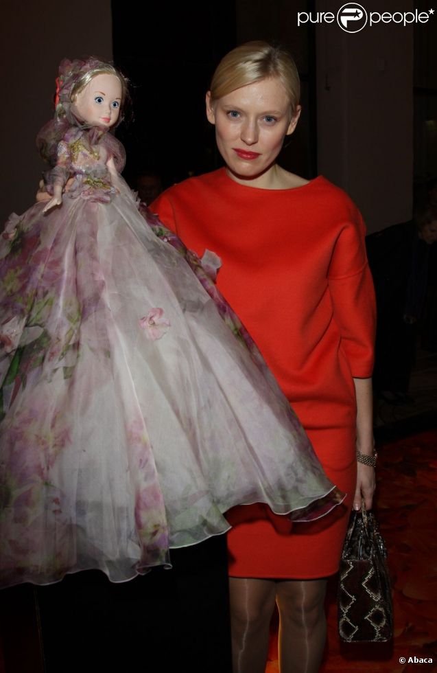 Anna Sherbinina au vernissage de l'exposition Frimousses de Créateurs 2011, au Petit Palais, à Paris.