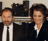Inès de la Fressange et Denis Olivennes, complices en coulisse, lors de la soirée Europe 1 fait Bobino, le 28 novembre 2011 à Bobino