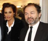 Inès de la Fressange et Denis Olivennes posent à côté de Pierre Bénichou et Steevy Boulay lors de la soirée Europe 1 fait Bobino, le 28 novembre 2011 à Bobino