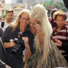 Lady Gaga en plein shooting avec Annie Leibovitz pour <em>Vanity Fair</em> (numéro de janvier 2012), à New York, le 12 septembre 2011.