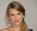 Taylor Swift fait des jaloux : élue artiste de l'année dans les bras de Rob Lowe