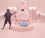 Extrait du clip rose bonbon de  Comme un enfant  de Yelle, novembre 2011.