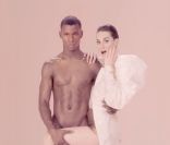 Yelle rêve et dérive en rose bonbon dans le clip 'Comme un enfant'