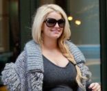 Jessica Simpson enceinte et tout sourire à New York le 30 novembre 2011