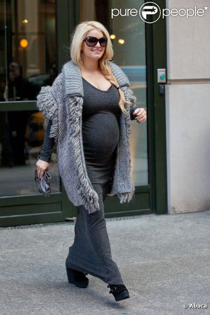 Jessica Simpson enceinte et tout sourire à New York le 30 novembre 2011