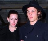 Liv Tyler et son petit ami Theo Wenner, fils du fondateur du magazine Rolling Stone, complices et amoureux, se promènent à New York le 30 novembre 2011