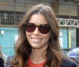 Jessica Biel à la sortie des studios de la radio BBC à Londres le 2 décembre 2011 