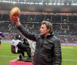 Johnny Hallyday donne le coup d'envoi d'un match de rugby du Top 14, le samedi 3 décembre au Stade de France.